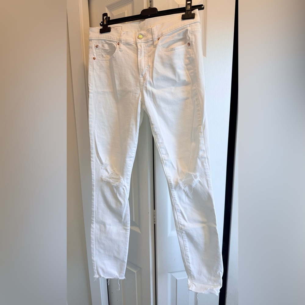GAP True Skinny Mid Rise Jeans in White with Red Label